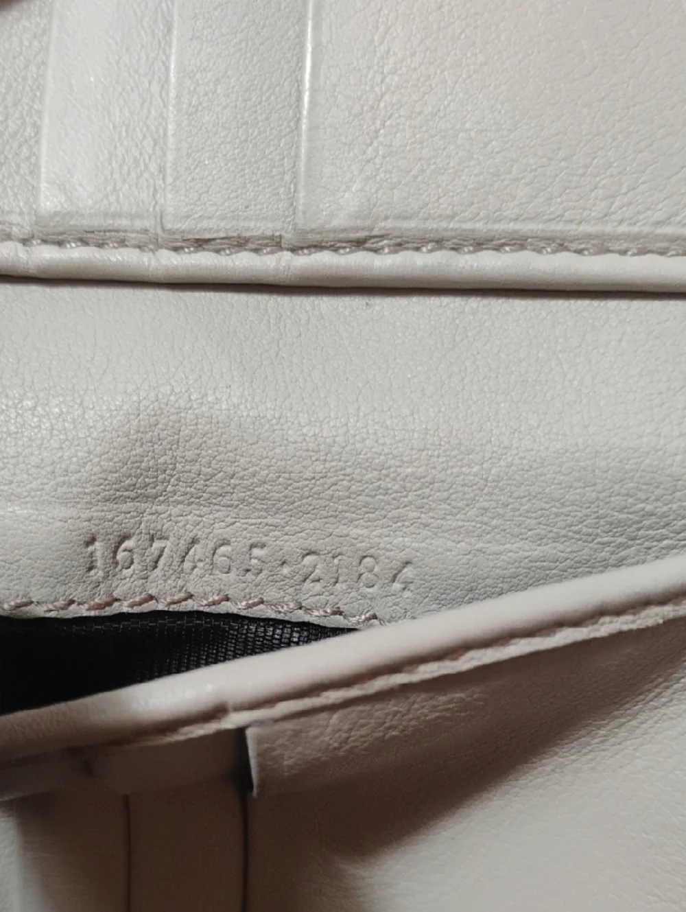Gucci Authentic Beige Bow Embossed GG Wallet - Picture 10 of 10